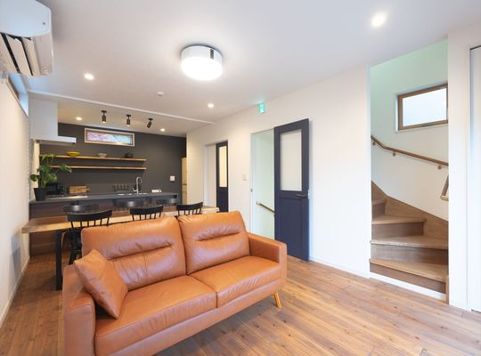 ソファから見たキッチンと3階への階段