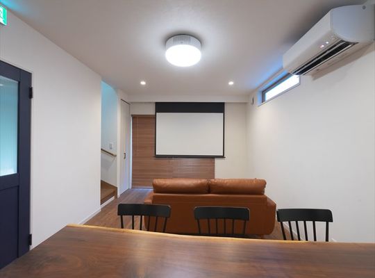 プロジェクターのあるリビングダイニング
