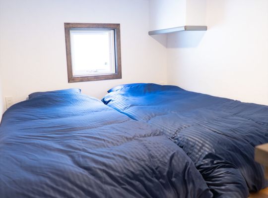 C room loft bed